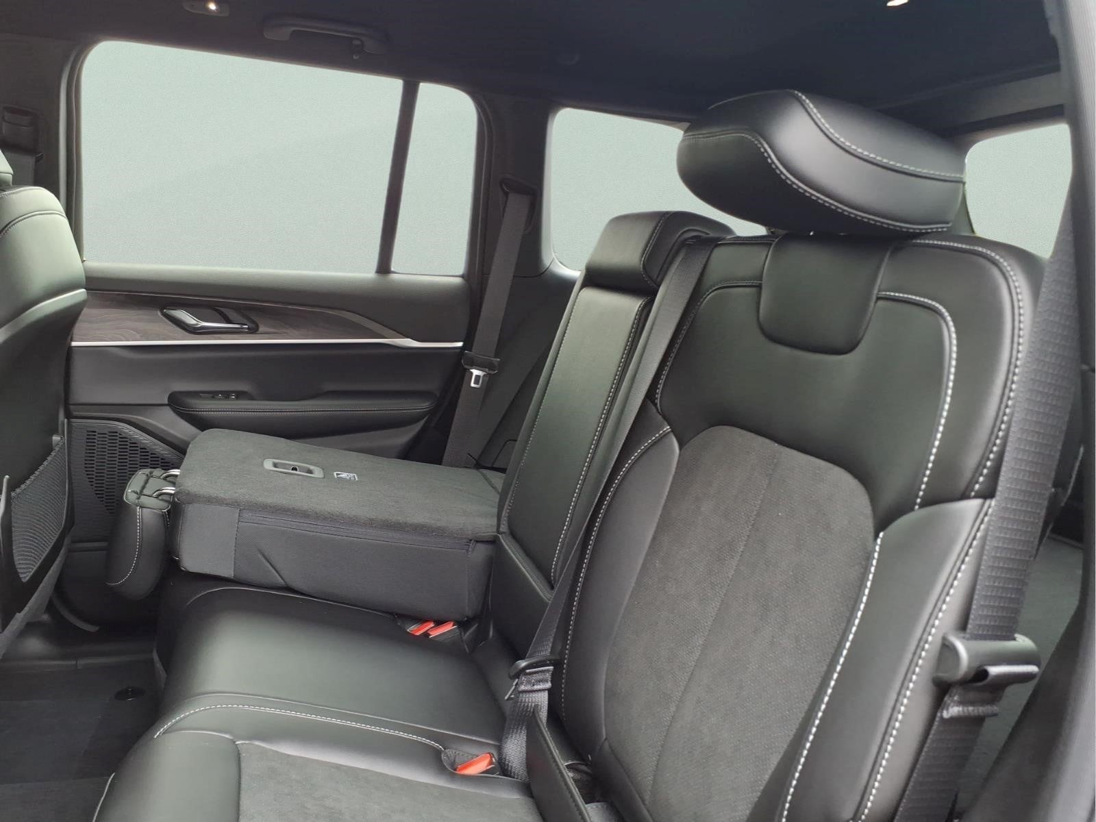2027 Jeep Grand Cherokee Laredo Altitude