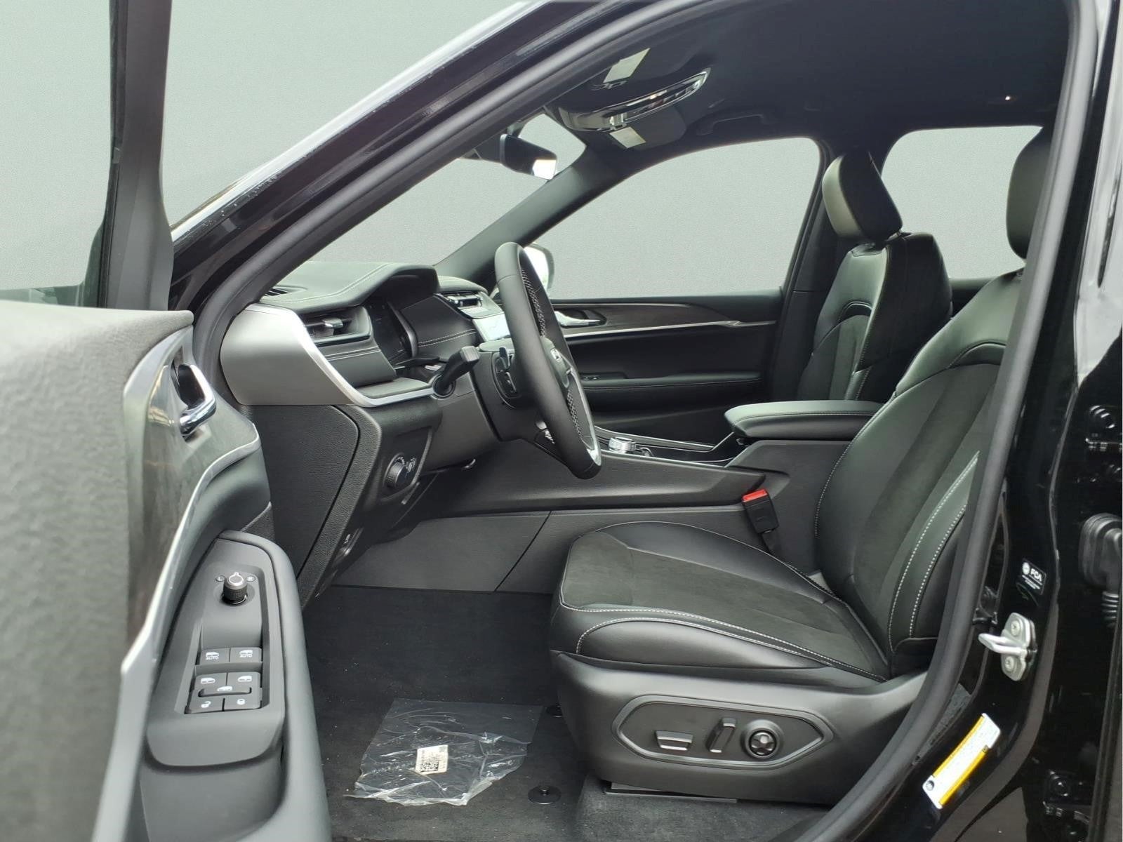 2027 Jeep Grand Cherokee Laredo Altitude