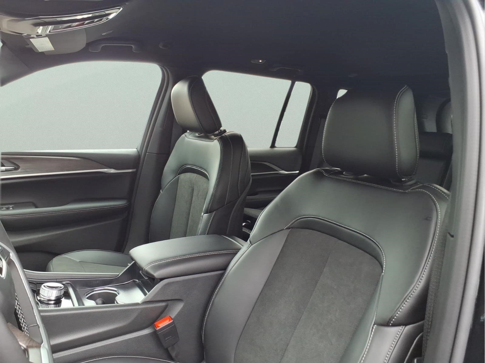 2027 Jeep Grand Cherokee Laredo Altitude
