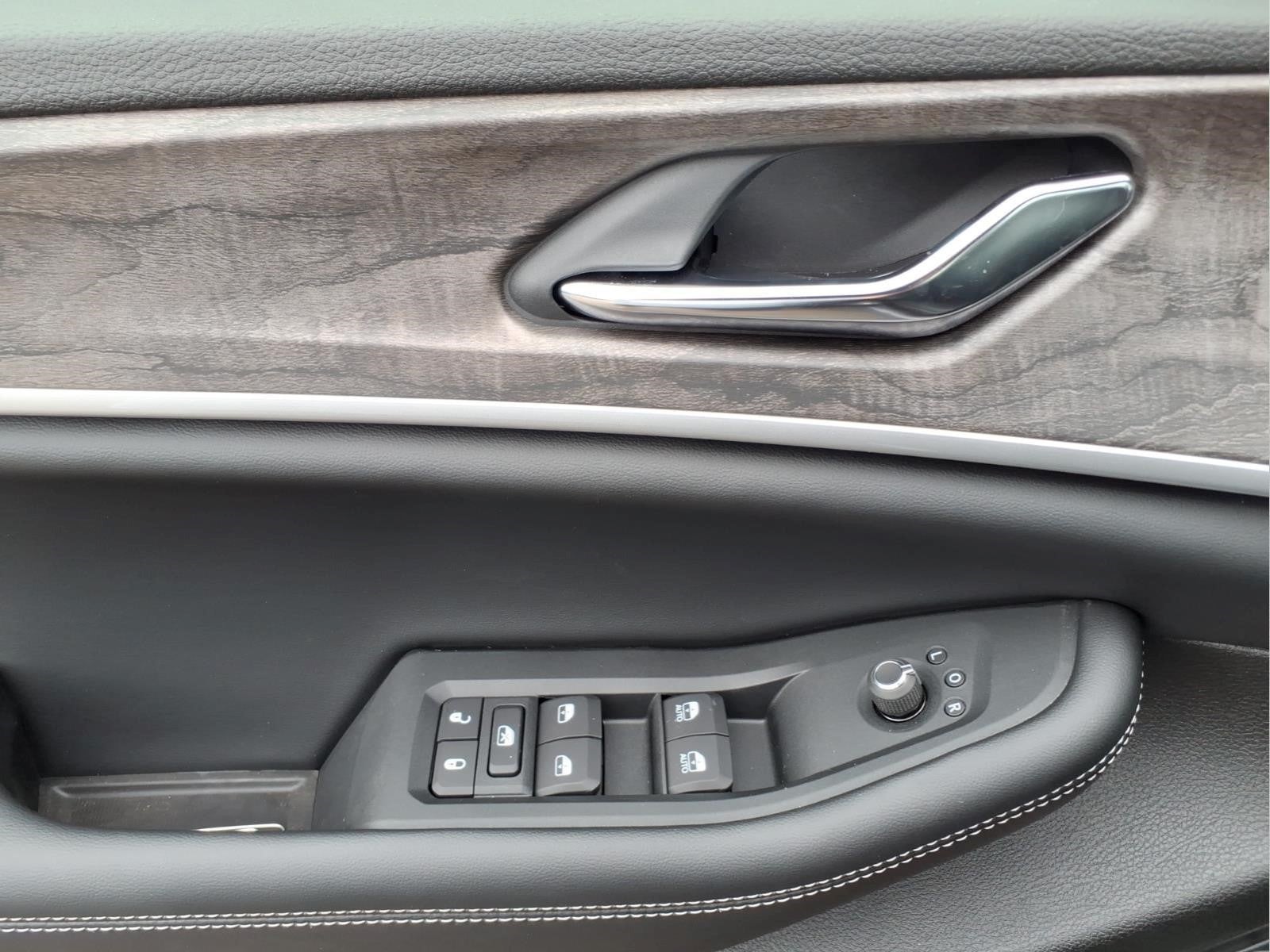 2027 Jeep Grand Cherokee Laredo Altitude