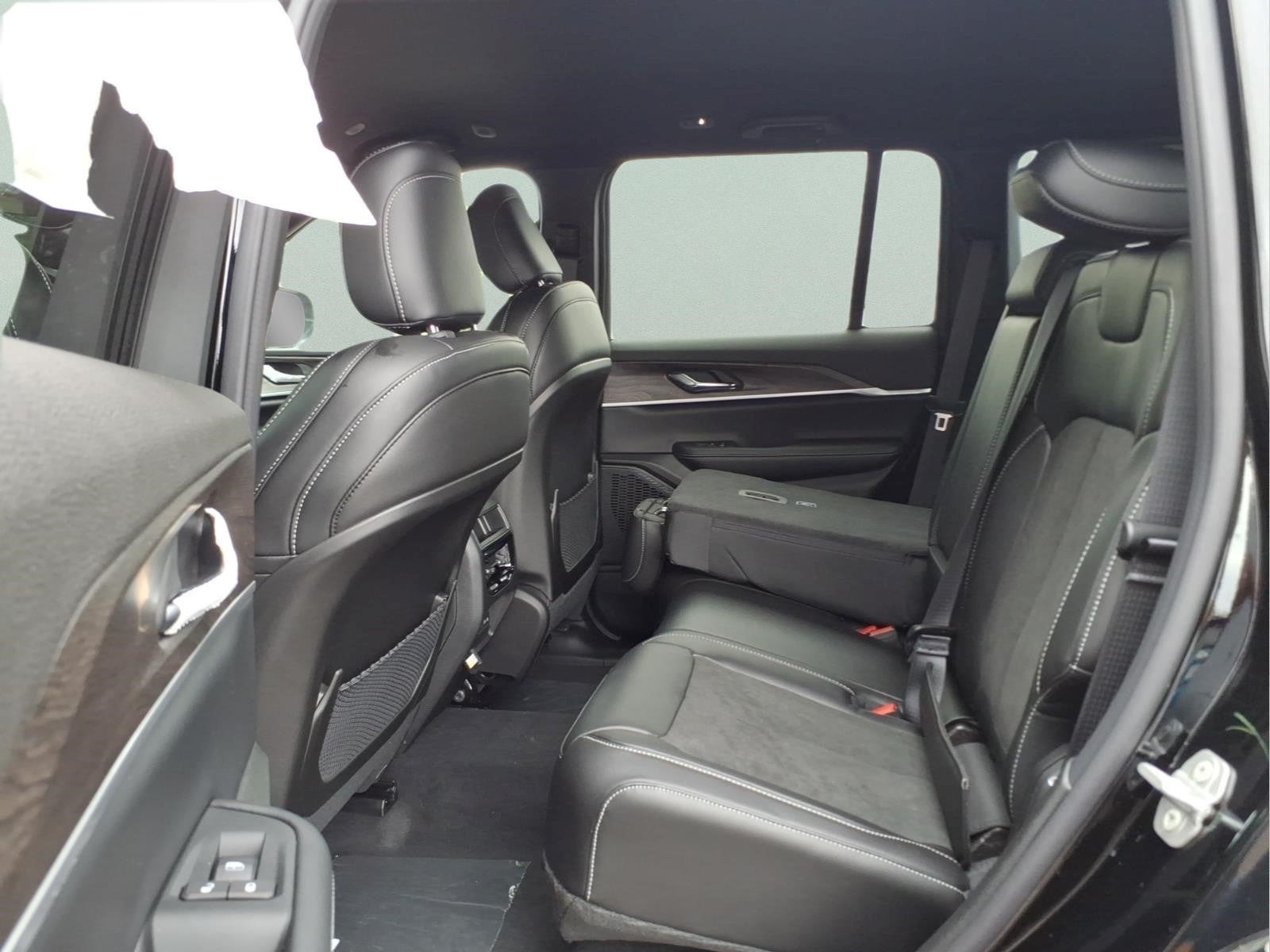 2027 Jeep Grand Cherokee Laredo Altitude