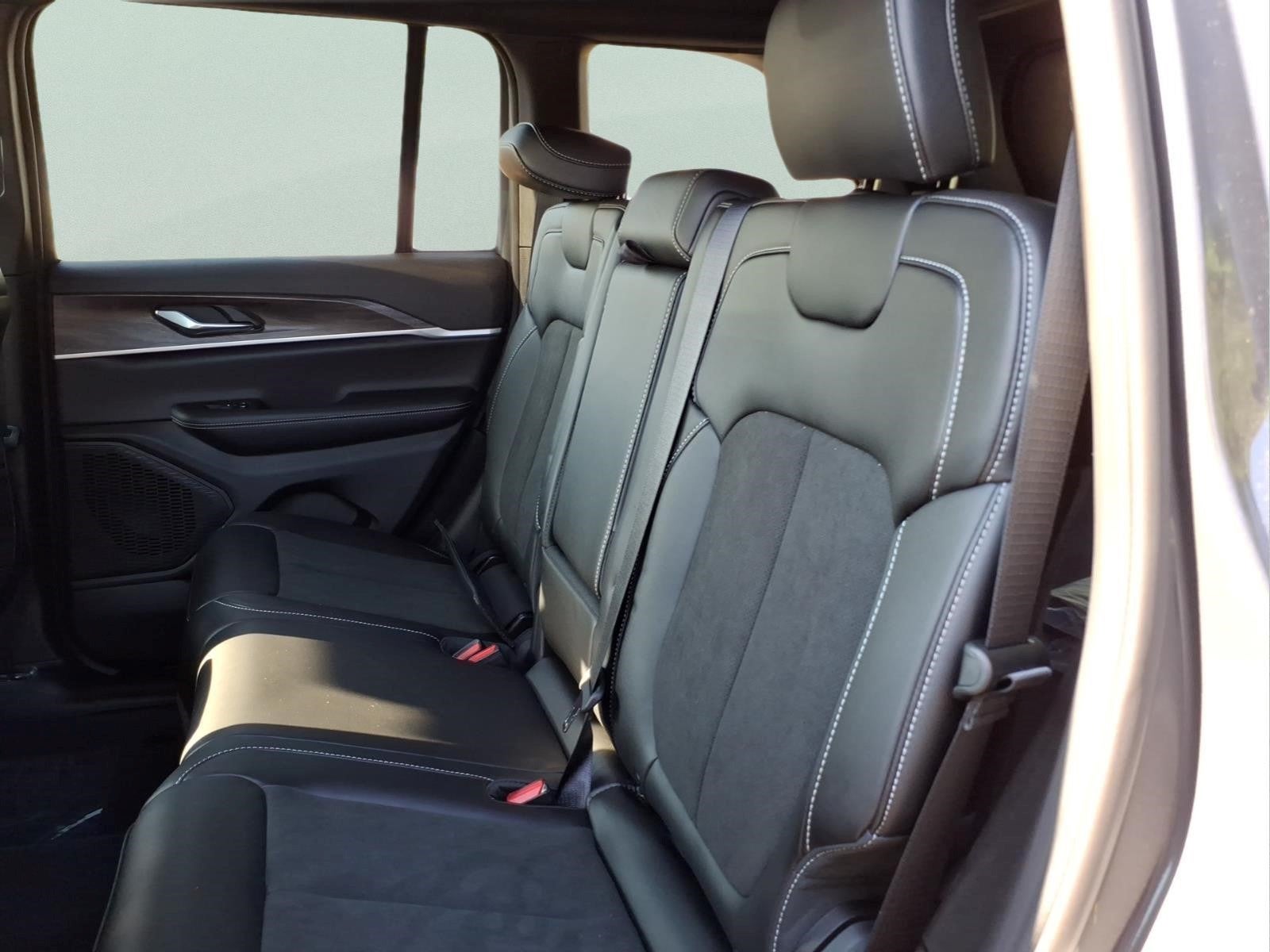 2026 Jeep Grand Cherokee Altitude 4x2