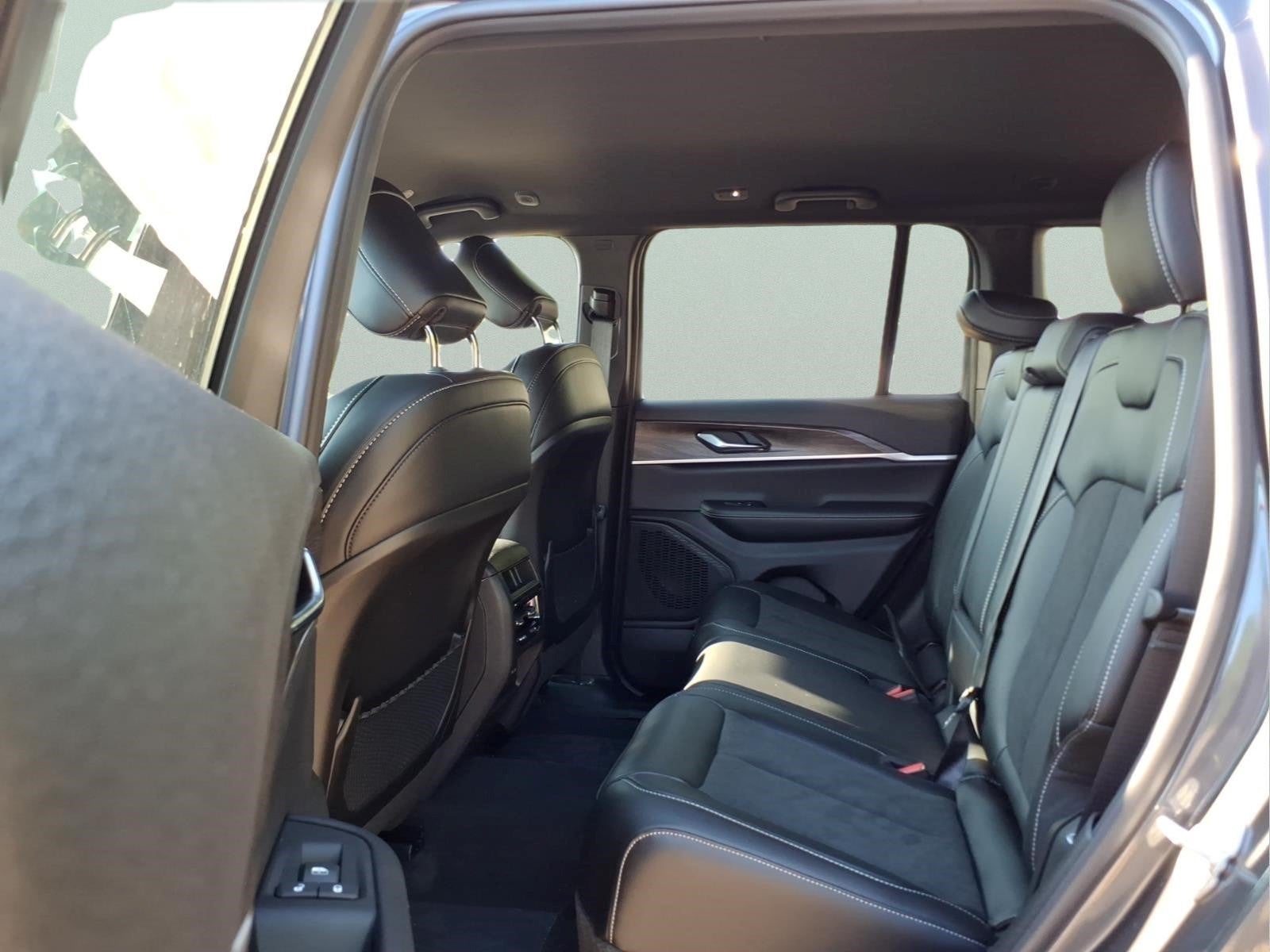 2026 Jeep Grand Cherokee Altitude 4x2