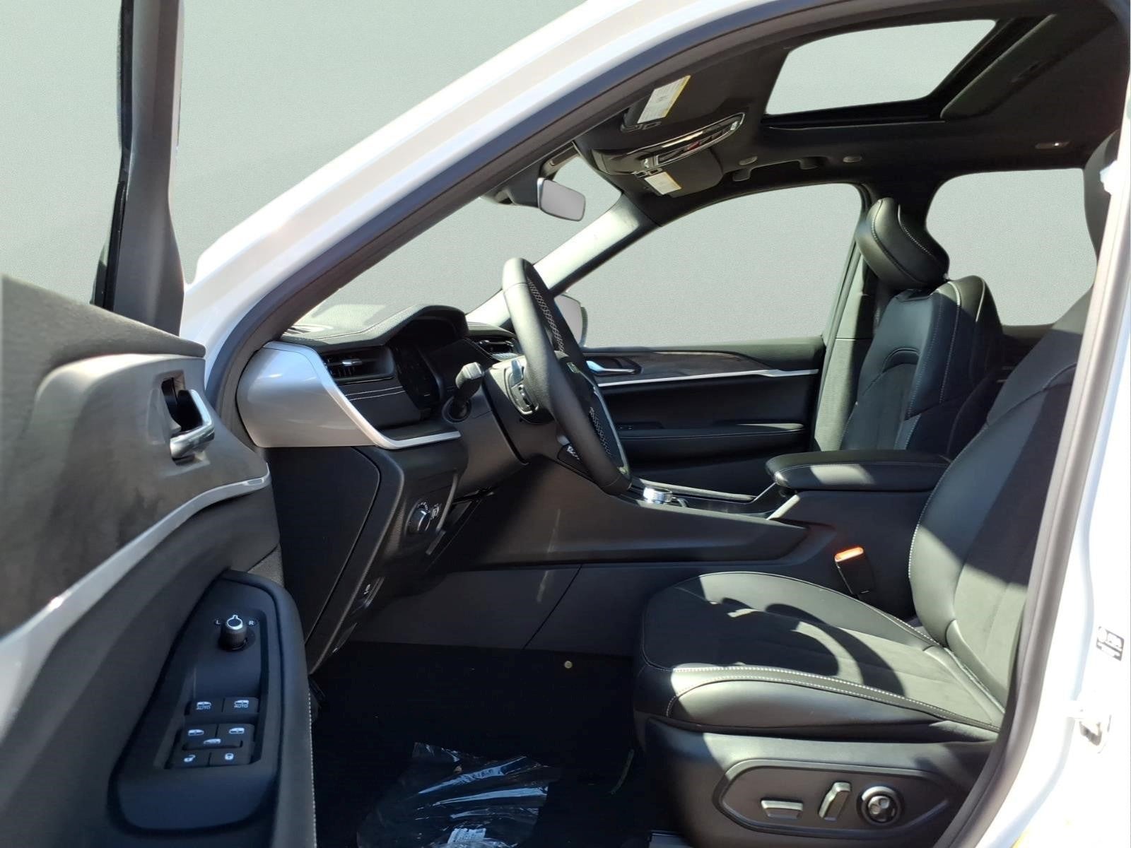 2027 Jeep Grand Cherokee Laredo Altitude
