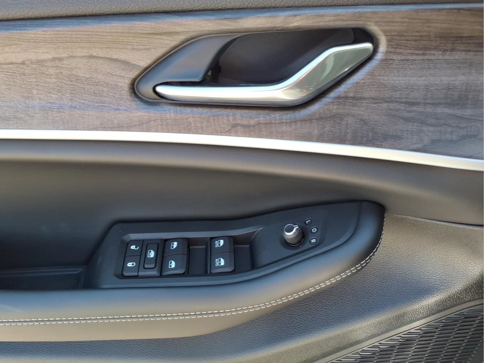 2027 Jeep Grand Cherokee Laredo Altitude