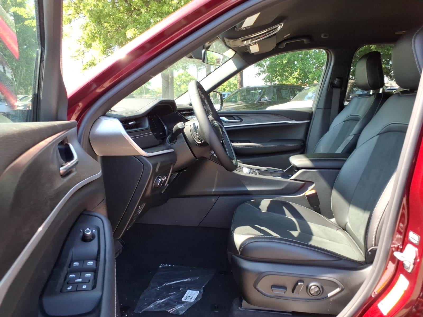 2026 Jeep Grand Cherokee Laredo Altitude