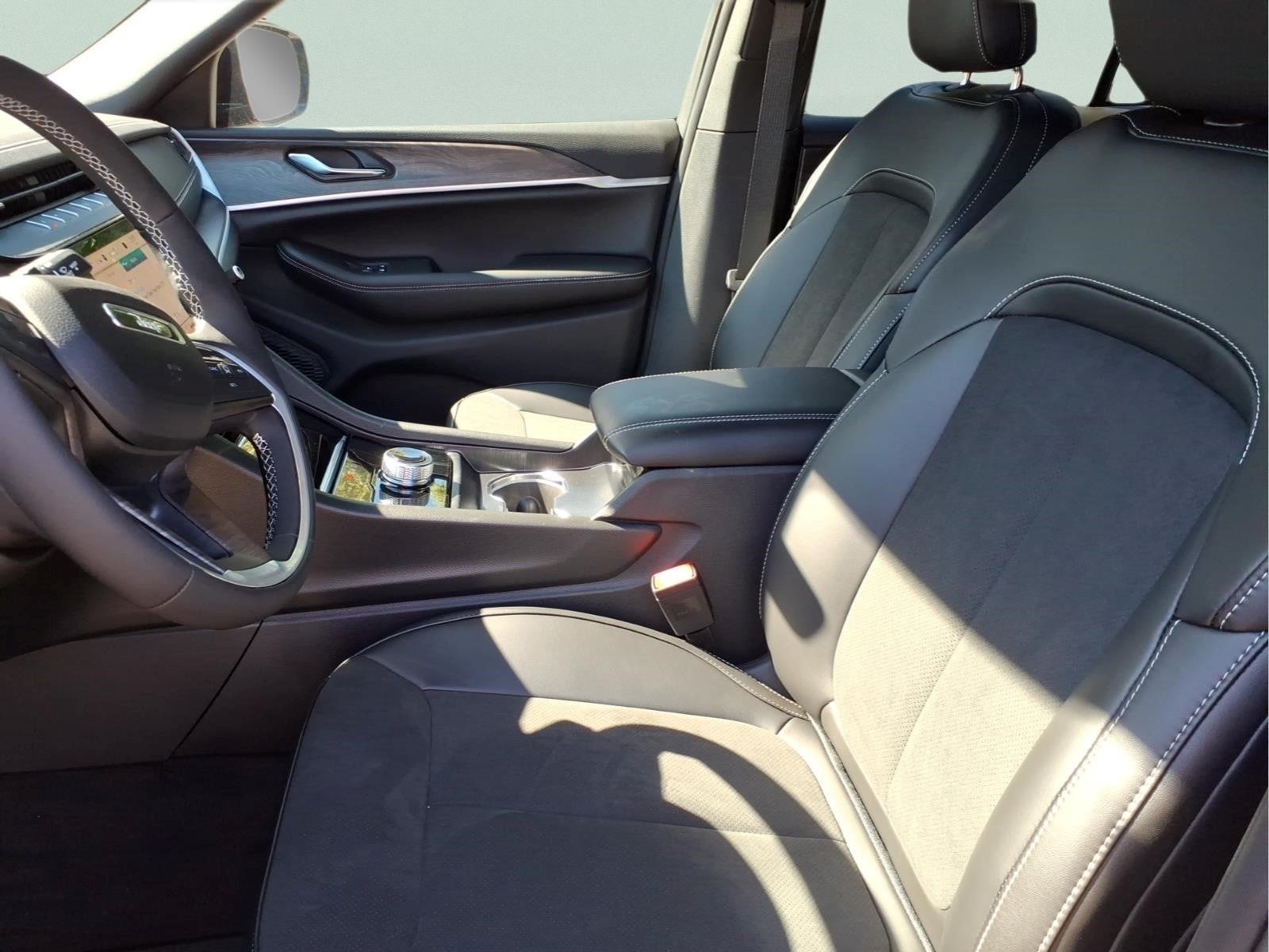 2027 Jeep Grand Cherokee Laredo Altitude
