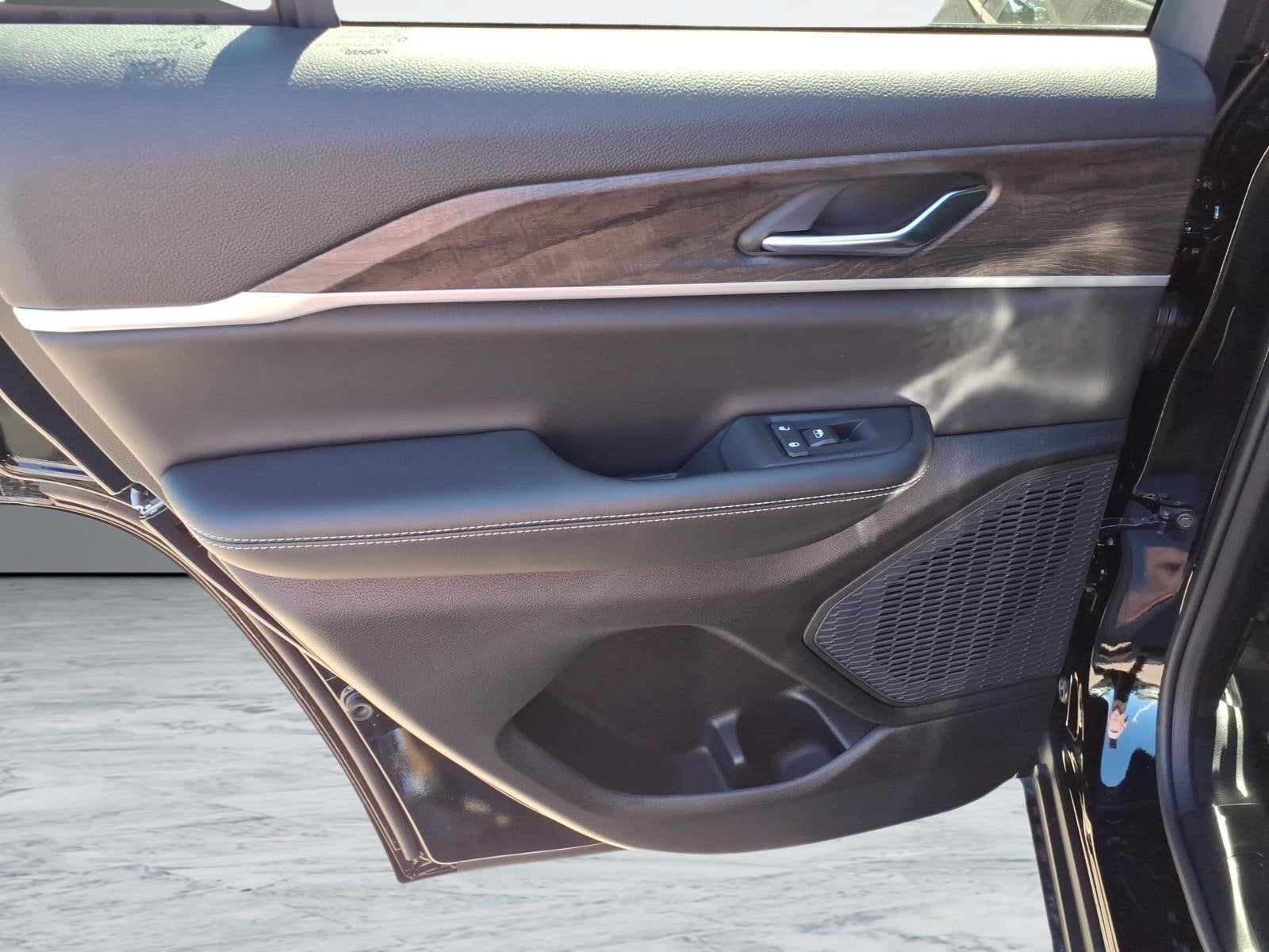 2027 Jeep Grand Cherokee Laredo Altitude