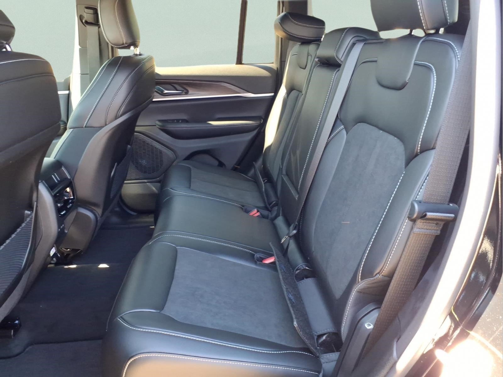 2027 Jeep Grand Cherokee Laredo Altitude