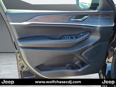 2027 Jeep Grand Cherokee Laredo Altitude