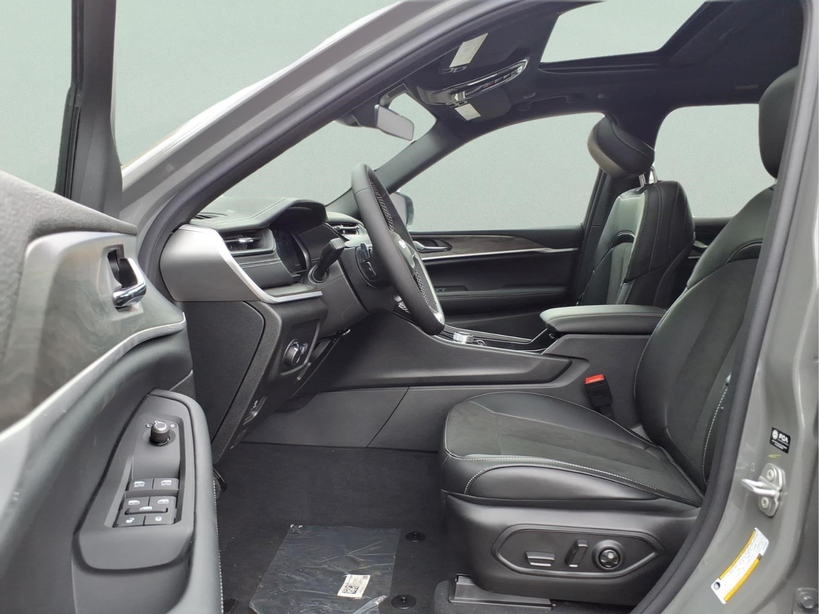 2027 Jeep Grand Cherokee Laredo Altitude