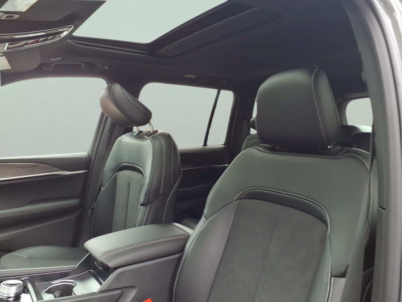 2027 Jeep Grand Cherokee Laredo Altitude
