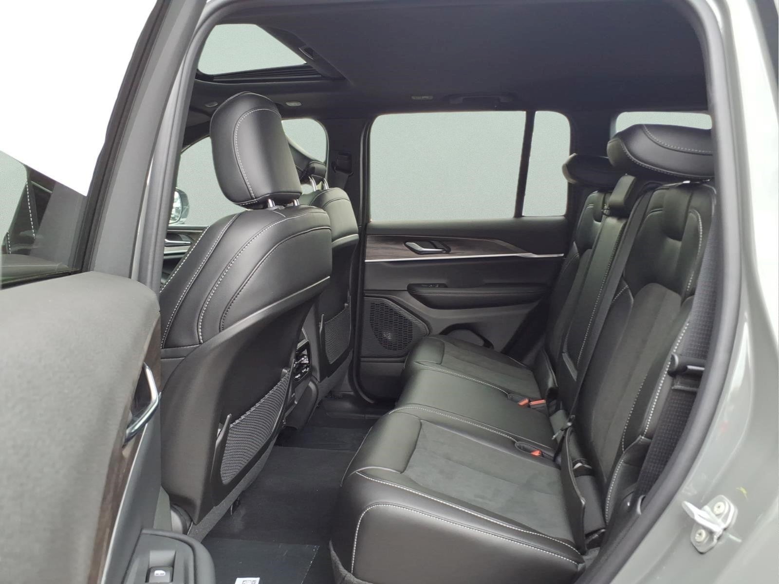 2027 Jeep Grand Cherokee Laredo Altitude