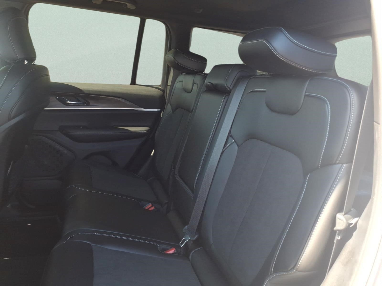 2027 Jeep Grand Cherokee Laredo Altitude