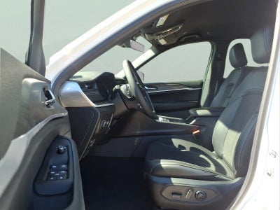 2027 Jeep Grand Cherokee Laredo Altitude