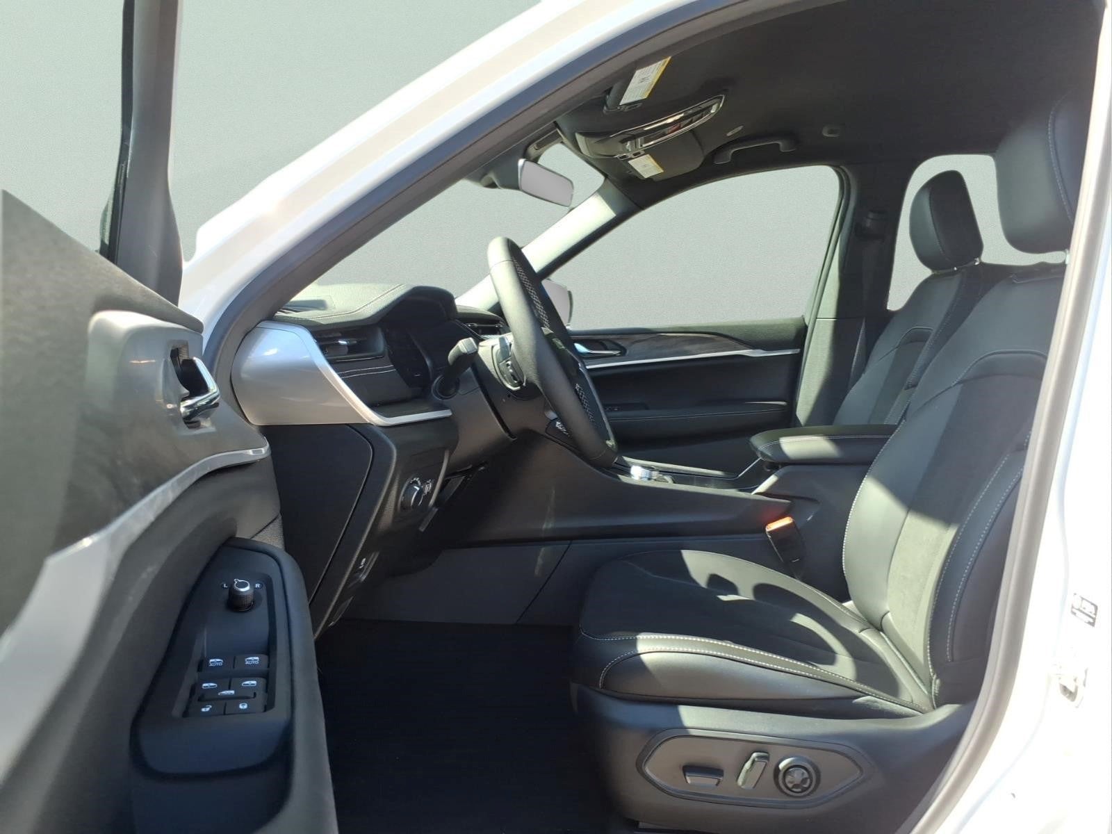 2027 Jeep Grand Cherokee Laredo Altitude