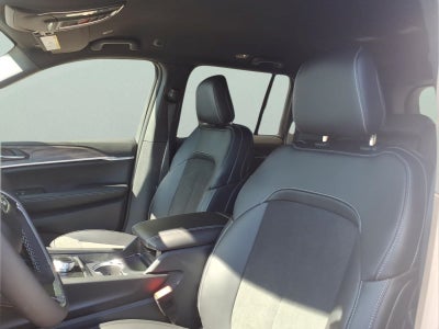2027 Jeep Grand Cherokee Laredo Altitude