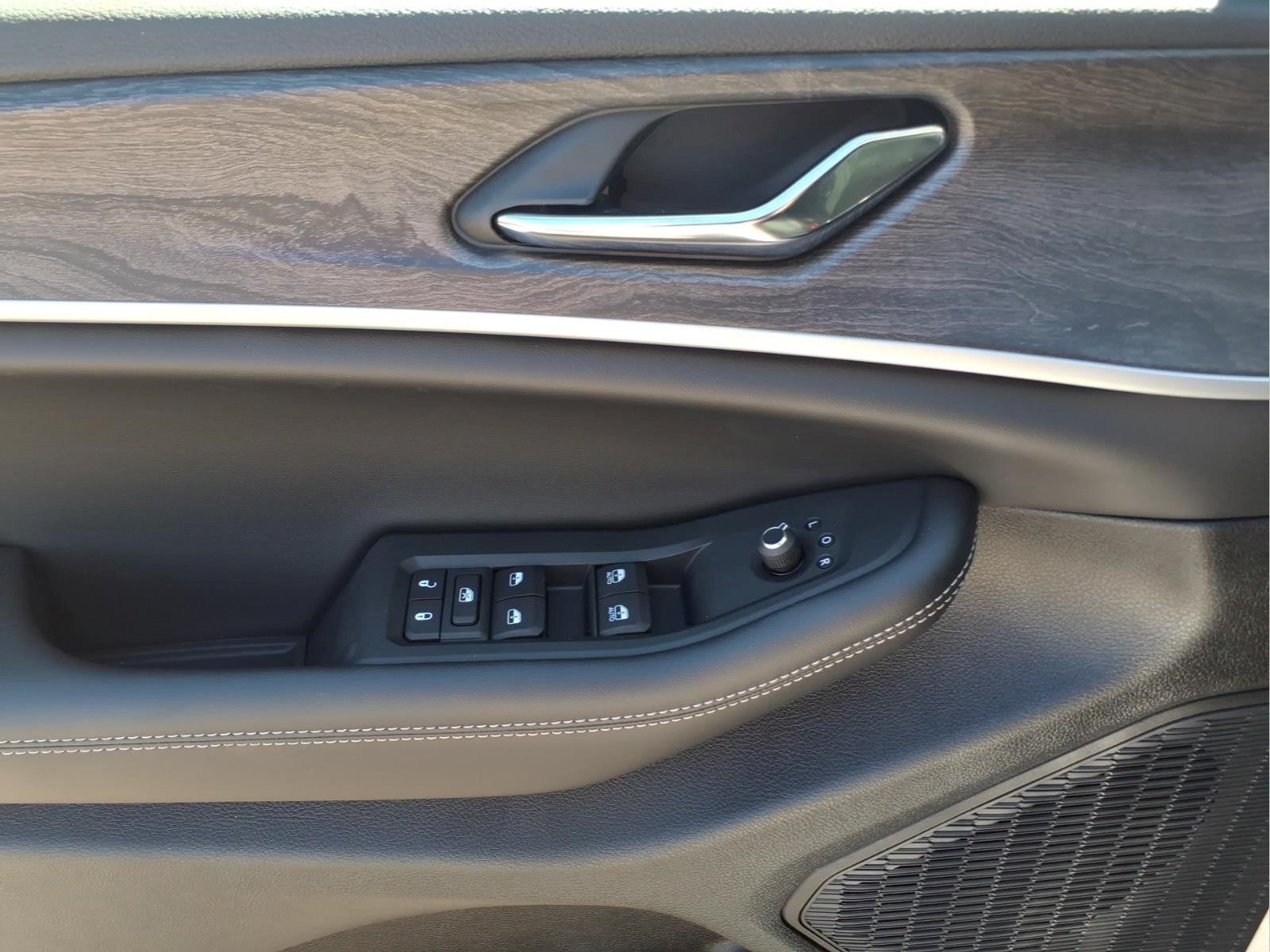 2027 Jeep Grand Cherokee Laredo Altitude