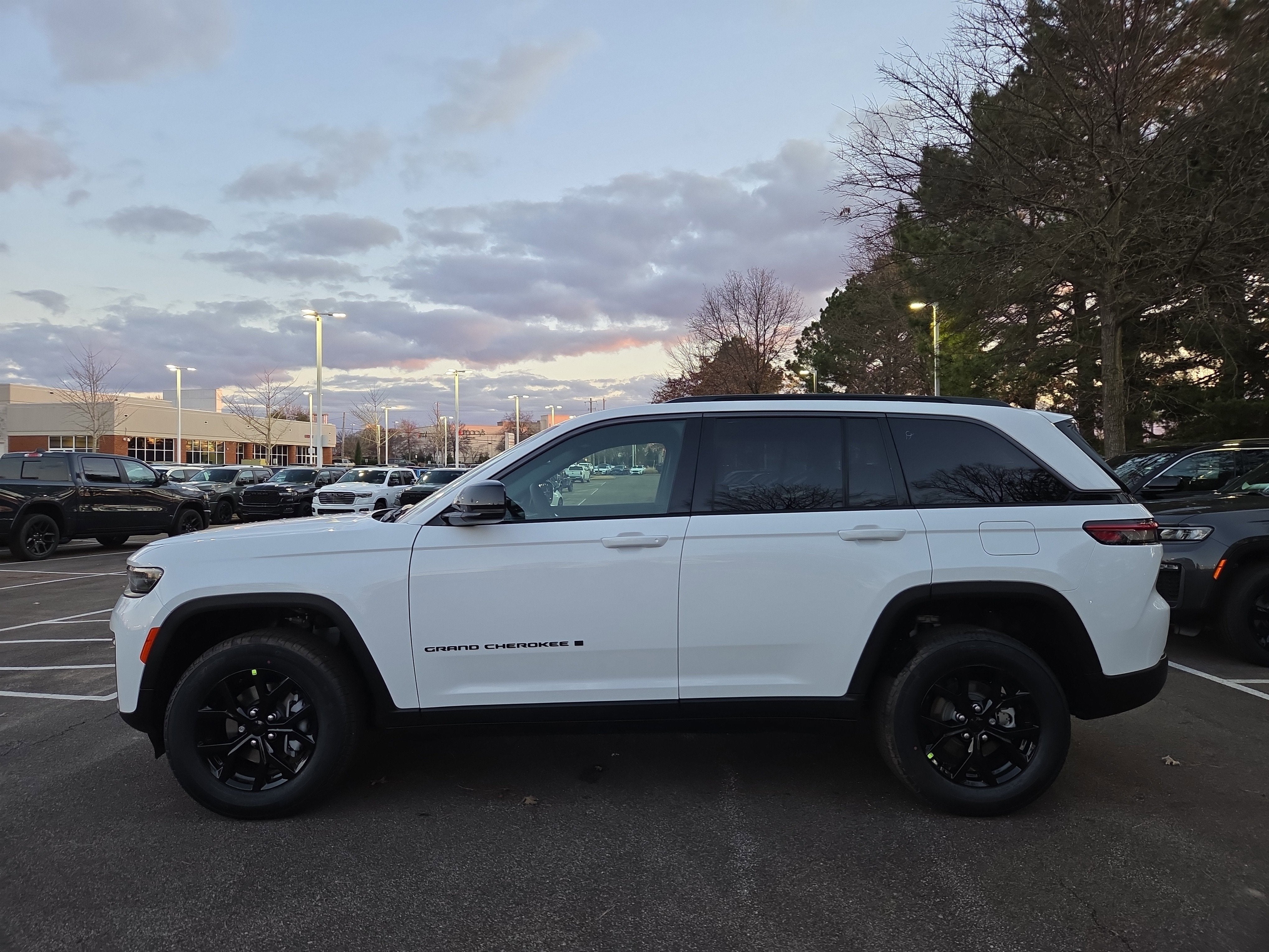 2026 Jeep Grand Cherokee Laredo Altitude