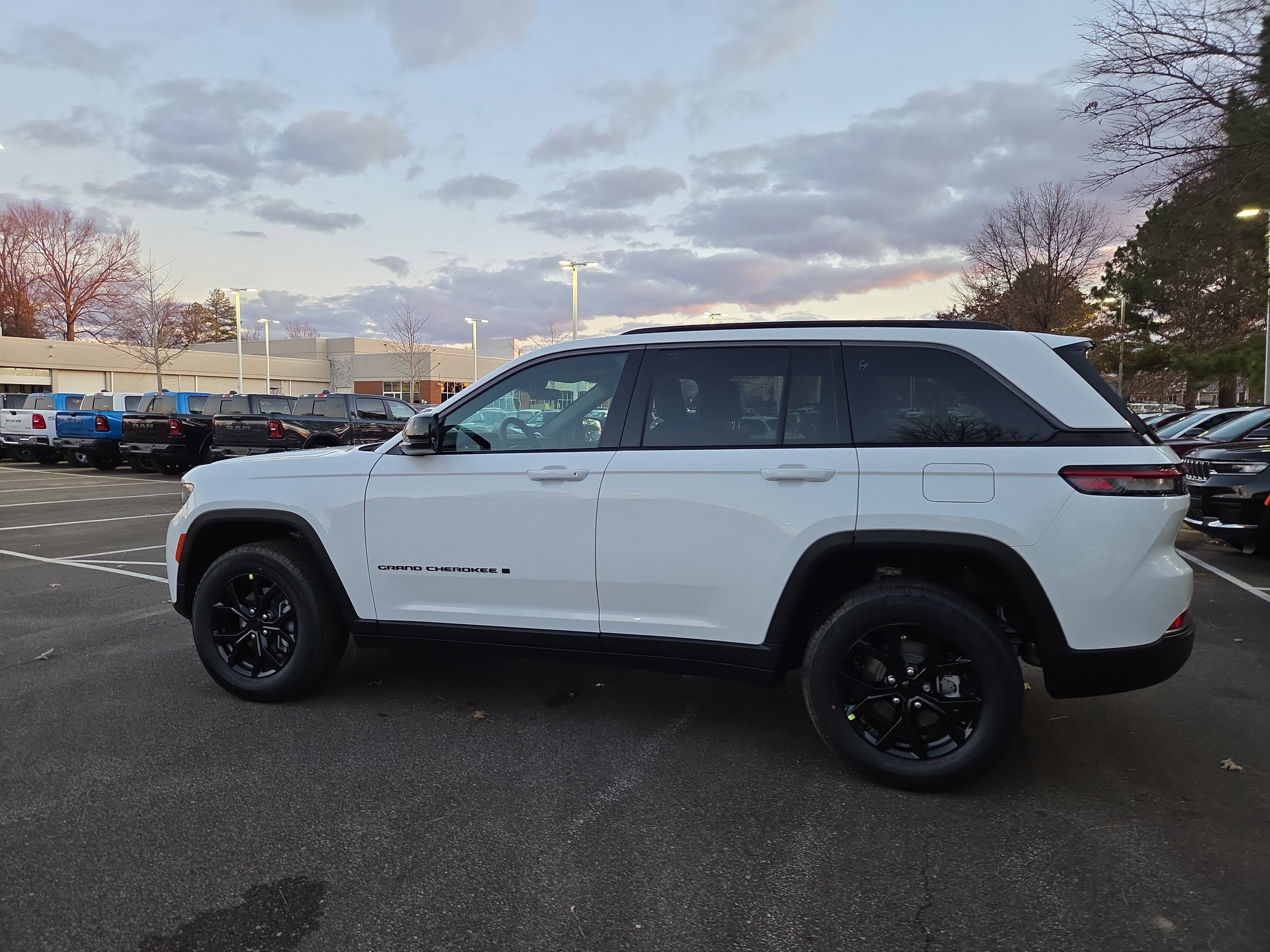 2026 Jeep Grand Cherokee Laredo Altitude