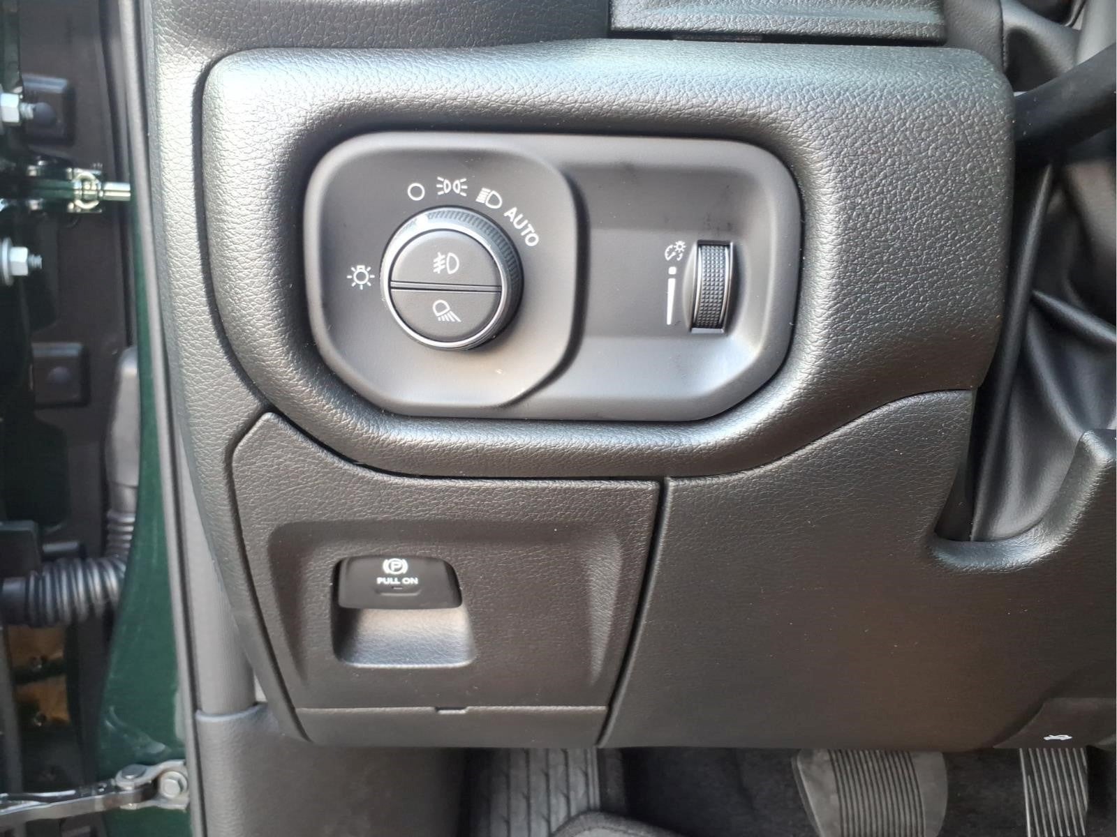 2026 RAM Ram 1500 Express Crew Cab 4x4 5'7" Box