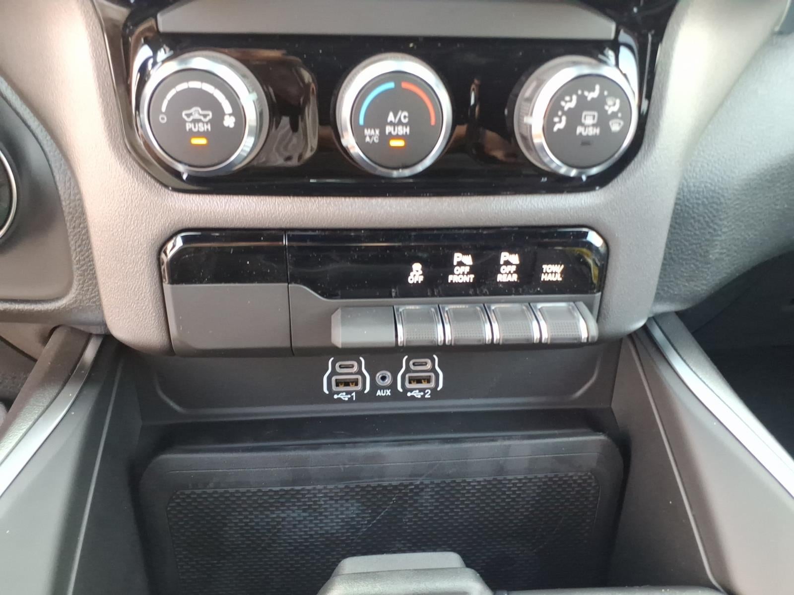 2026 RAM Ram 1500 Express Crew Cab 4x4 5'7" Box
