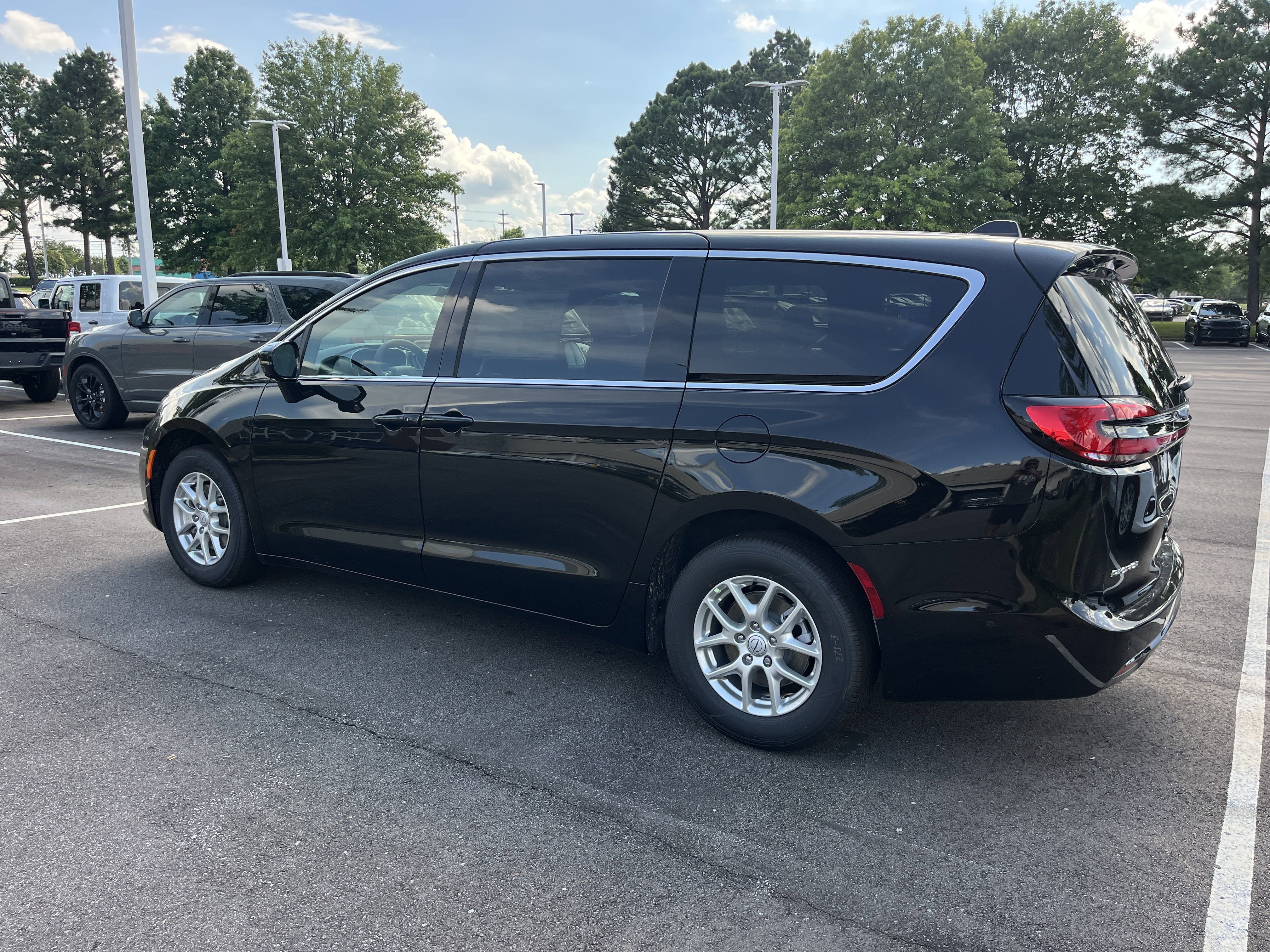 2025 Chrysler Pacifica Select