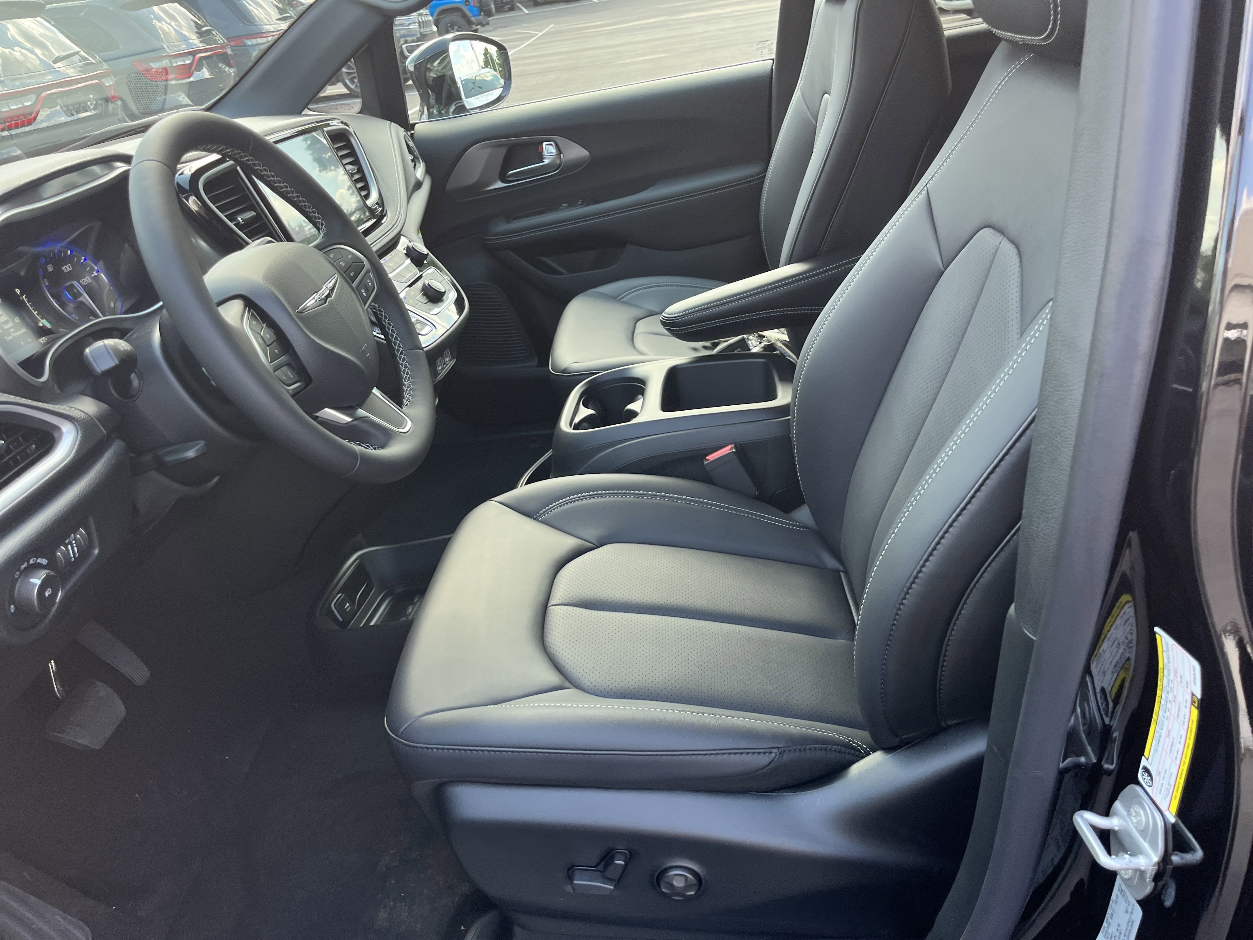 2025 Chrysler Pacifica Select