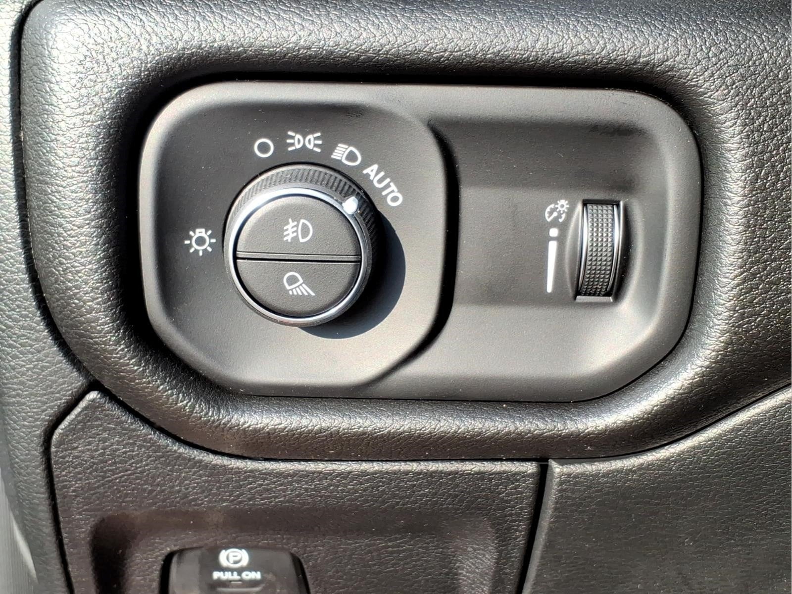 2026 RAM 1500 Express Crew Cab 4x4 5'7" Box