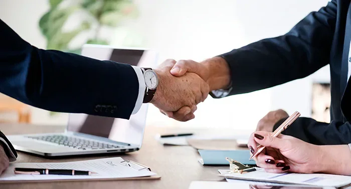People shaking hands | Wolfchase Chrysler Dodge Jeep in Bartlett TN